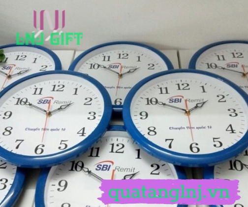 Dịch vụ thiết kế - in chữ lên đồng hồ treo tường làm quà tặng
